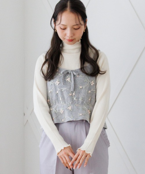 flower(フラワー)の「フラッフィーロージービスチェ(キャミソール・レディース・ホワイト/グレー・FREE)」の2枚目の写真