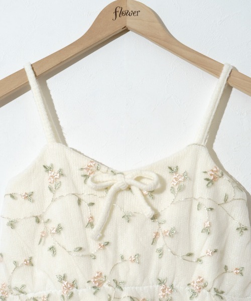flower(フラワー)の「フラッフィーロージービスチェ(キャミソール・レディース・ホワイト/グレー・FREE)」の6枚目の写真