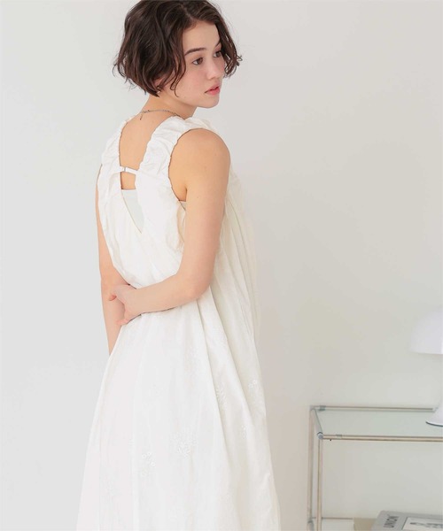 titivate(ティティベイト)の「刺繍ギャザーノースリーブワンピース(ワンピース・レディース・オフホワイト/ブラック・FREE)」の6枚目の写真