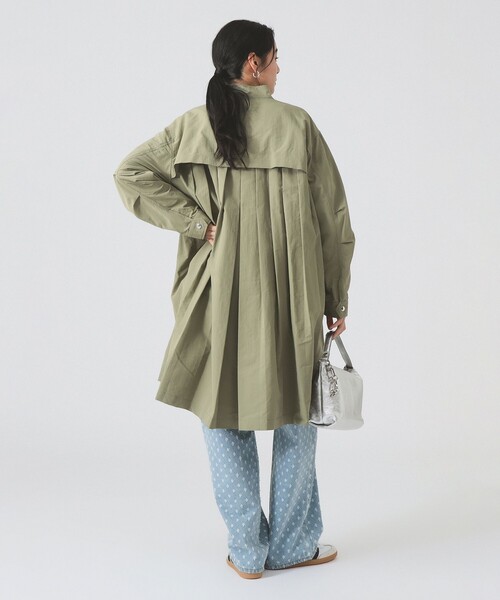 Ray BEAMS（レイビームス）の「バック タック スタンドカラー コート（吸水速乾・UVカット）（ステンカラーコート・レディース・オリーブ/ベージュ/ブラック・ONE SIZE）」の14枚目の写真