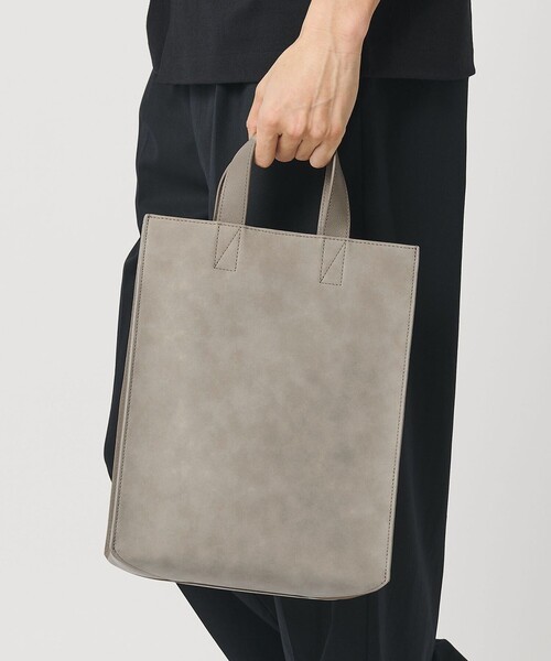 BEAUTY&YOUTH UNITED ARROWS（ビューティーアンドユースユナイテッドアローズ）の「マット ミニ トート バッグ A4（トートバッグ・メンズ・ダークグレー/ベージュ・FREE）」の2枚目の写真