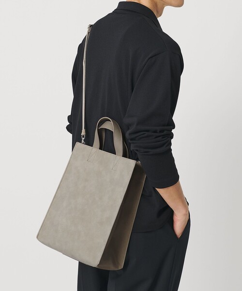 BEAUTY&YOUTH UNITED ARROWS（ビューティーアンドユースユナイテッドアローズ）の「マット ミニ トート バッグ A4（トートバッグ・メンズ・ダークグレー/ベージュ・FREE）」の4枚目の写真