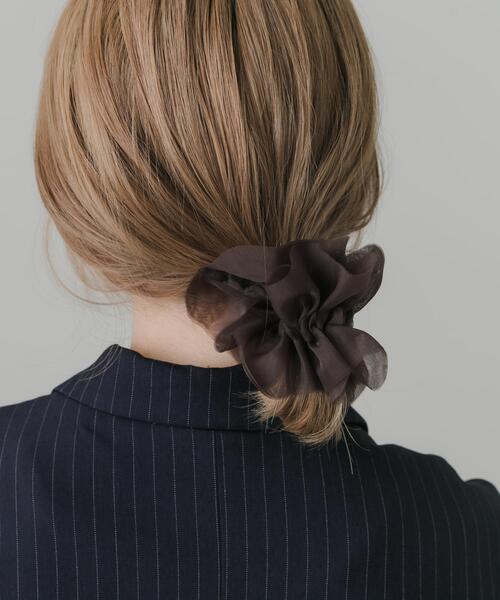 SMELLY（スメリー）の「シアーフリルシュシュ（ヘアゴム・レディース・ブラウン・-）」の2枚目の写真