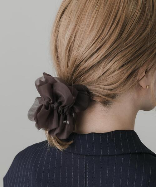 SMELLY（スメリー）の「シアーフリルシュシュ（ヘアゴム・レディース・ブラウン・-）」の3枚目の写真