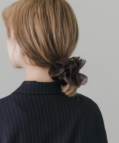 SMELLY（スメリー）の「シアーフリルシュシュ（ヘアゴム・レディース・ブラウン・-）」の4枚目の写真