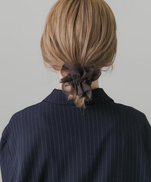 SMELLY（スメリー）の「シアーフリルシュシュ（ヘアゴム・レディース・ブラウン・-）」の6枚目の写真