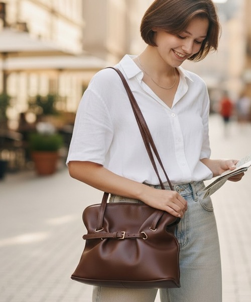 AO2(アオズ)の「Faux Leather Belt Design Handbag / フェイクレザー ベルトデザイン ハンドバッグ 秋 秋服 2026年秋冬(ハンドバッグ・レディース・ブラック/ホワイト/ブラウン・FREE)」の1枚目の写真