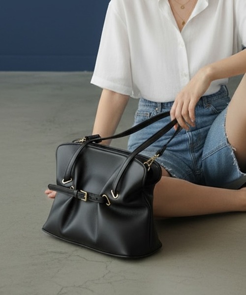 AO2(アオズ)の「Faux Leather Belt Design Handbag / フェイクレザー ベルトデザイン ハンドバッグ 秋 秋服 2026年秋冬(ハンドバッグ・レディース・ブラック/ホワイト/ブラウン・FREE)」の3枚目の写真