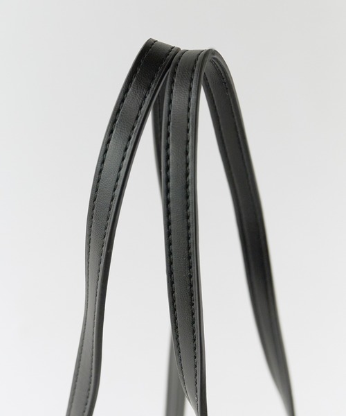 AO2(アオズ)の「Faux Leather Belt Design Handbag / フェイクレザー ベルトデザイン ハンドバッグ 秋 秋服 2026年秋冬(ハンドバッグ・レディース・ブラック/ホワイト/ブラウン・FREE)」の15枚目の写真