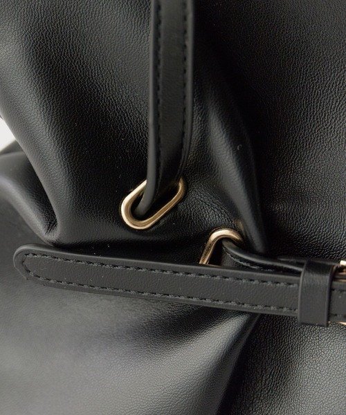 AO2(アオズ)の「Faux Leather Belt Design Handbag / フェイクレザー ベルトデザイン ハンドバッグ 秋 秋服 2026年秋冬(ハンドバッグ・レディース・ブラック/ホワイト/ブラウン・FREE)」の12枚目の写真