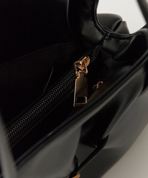 AO2(アオズ)の「Faux Leather Belt Design Handbag / フェイクレザー ベルトデザイン ハンドバッグ 秋 秋服 2026年秋冬(ハンドバッグ・レディース・ブラック/ホワイト/ブラウン・FREE)」の9枚目の写真