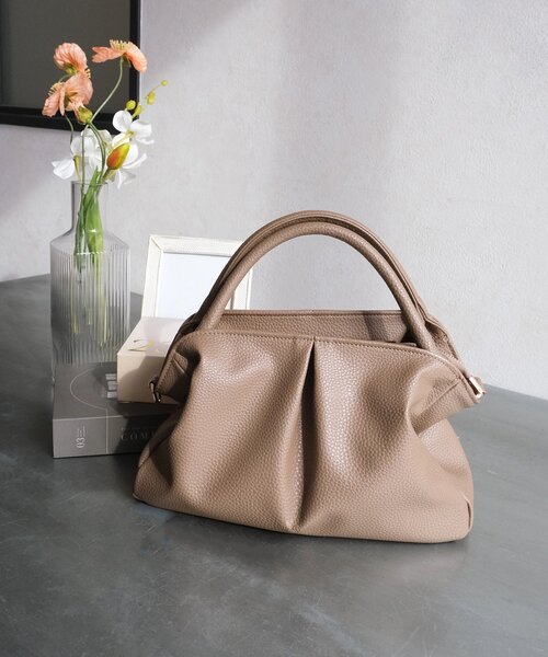 Chez toi（シェトワ）の「【ITAMI企画】タックミニボストンBAG（ボストンバッグ・レディース・ベージュ/ブラック・FREE）」の2枚目の写真