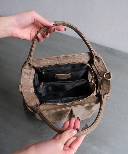 Chez toi（シェトワ）の「【ITAMI企画】タックミニボストンBAG（ボストンバッグ・レディース・ベージュ/ブラック・FREE）」の3枚目の写真