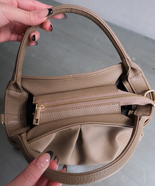 Chez toi（シェトワ）の「【ITAMI企画】タックミニボストンBAG（ボストンバッグ・レディース・ベージュ/ブラック・FREE）」の4枚目の写真