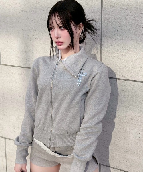 Never mind the XU / Chikashitsu+(ネバーマインド ザ エックスユー / チカシツプラス)の「【nmtc+】cross design diagonal zip up sweat / 【エヌエムティーシープラス】クロスデザインダイアゴナルジップアップスウェット<着用動画あり>(スウェット・レディース・グレー/ブラック・ONE SIZE)」の2枚目の写真