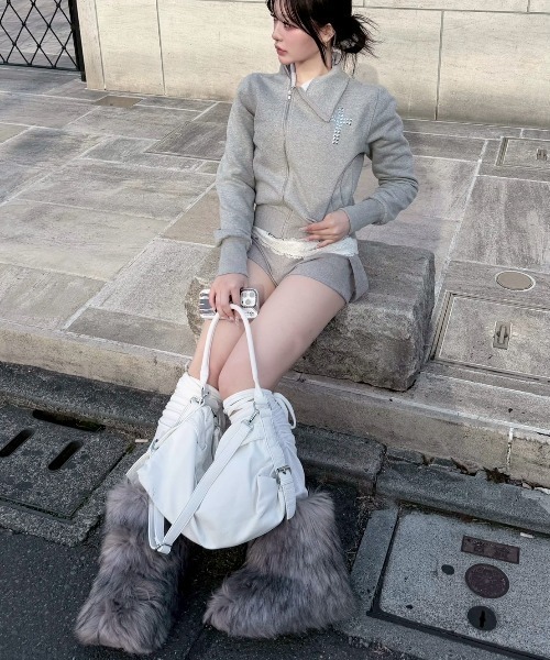 Never mind the XU / Chikashitsu+(ネバーマインド ザ エックスユー / チカシツプラス)の「【nmtc+】cross design diagonal zip up sweat / 【エヌエムティーシープラス】クロスデザインダイアゴナルジップアップスウェット<着用動画あり>(スウェット・レディース・グレー/ブラック・ONE SIZE)」の13枚目の写真