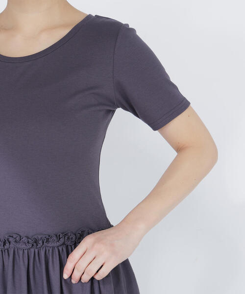 NATURAL BEAUTY BASIC（ナチュラルビューティーベーシック）の「◇ヘムフリルカットソー（Tシャツ/カットソー・レディース・ブラック/オフホワイト/チャコールグレー・FREE）」の10枚目の写真