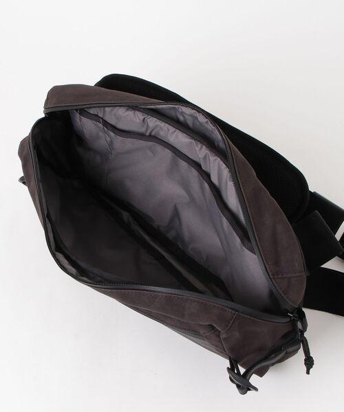 CHROME（クローム）の「［ CHROME / クローム ］KADET SLING BAG BCVL_BLACK CANVAS LEATHER / カデット スリング バッグ ブラック キャンバス レザー 耐水 9L ボディバッグ iPad収納（ボディバッグ/ウエストポーチ・メンズ・ブラック系その他・FREE）」の2枚目の写真