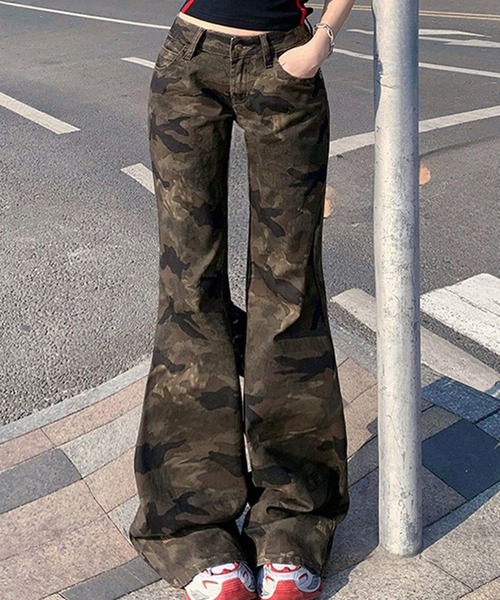 &soiree(アンドソワレ)の「ミリタリーワイドフレアデニムパンツ(デニムパンツ・レディース・カーキ・SMALL/MEDIUM/LARGE/X-LARGE)」の1枚目の写真