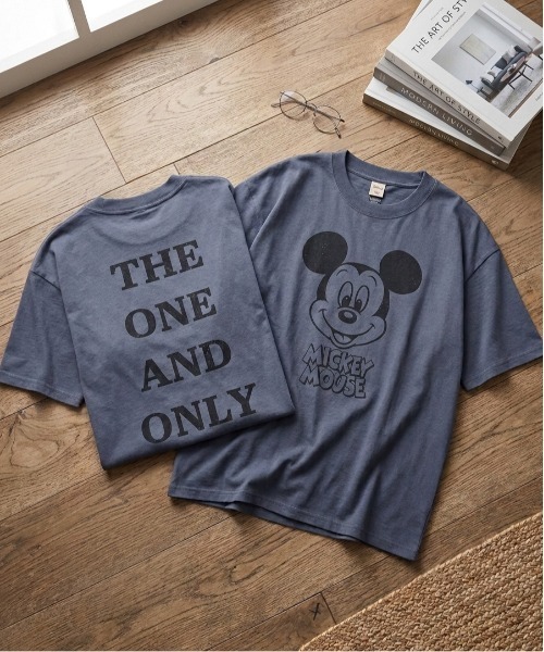 Disney(ディズニー)の「【DISNEY/ディズニー】ミッキーマウスUSD加工プリント半袖Tシャツ/ バックロゴTシャツ/ユニセックス(Tシャツ/カットソー・メンズ・スミクロ/アイボリー/イエロー/ネイビー・L/M/LL)」の1枚目の写真
