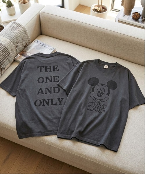 Disney(ディズニー)の「【DISNEY/ディズニー】ミッキーマウスUSD加工プリント半袖Tシャツ/ バックロゴTシャツ/ユニセックス(Tシャツ/カットソー・メンズ・スミクロ/アイボリー/イエロー/ネイビー・L/M/LL)」の3枚目の写真
