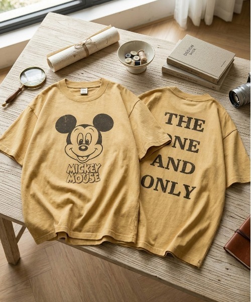 Disney(ディズニー)の「【DISNEY/ディズニー】ミッキーマウスUSD加工プリント半袖Tシャツ/ バックロゴTシャツ/ユニセックス(Tシャツ/カットソー・メンズ・スミクロ/アイボリー/イエロー/ネイビー・L/M/LL)」の4枚目の写真