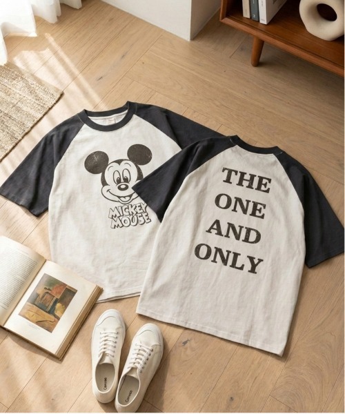 Disney(ディズニー)の「【DISNEY/ディズニー】ミッキーマウスUSD加工プリント半袖Tシャツ/ バックロゴTシャツ/ユニセックス(Tシャツ/カットソー・メンズ・スミクロ/アイボリー/イエロー/ネイビー・L/M/LL)」の2枚目の写真