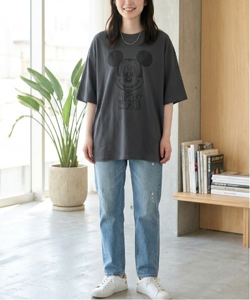 Disney(ディズニー)の「【DISNEY/ディズニー】ミッキーマウスUSD加工プリント半袖Tシャツ/ バックロゴTシャツ/ユニセックス(Tシャツ/カットソー・メンズ・スミクロ/アイボリー/イエロー/ネイビー・L/M/LL)」の6枚目の写真