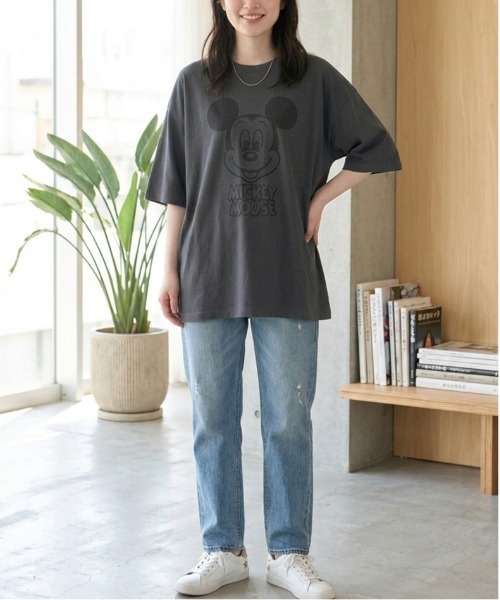Disney(ディズニー)の「【DISNEY/ディズニー】ミッキーマウスUSD加工プリント半袖Tシャツ/ バックロゴTシャツ/ユニセックス(Tシャツ/カットソー・メンズ・スミクロ/アイボリー/イエロー/ネイビー・L/M/LL)」の7枚目の写真