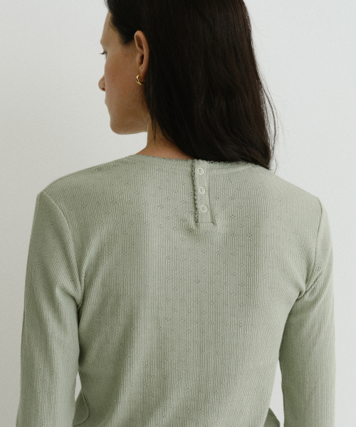 URAGO(ユラーゴ)の「Eyelet back button t-shirt(Tシャツ/カットソー・レディース・グリーン/アッシュグレー/アイボリー・FREE)」の4枚目の写真