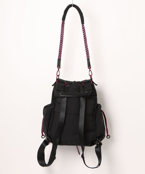 Desigual(デシグアル)の「ブラック×ピンクドローストリング ナイロンバックパック(バックパック/リュック・レディース・ブラック・FREE)」の5枚目の写真