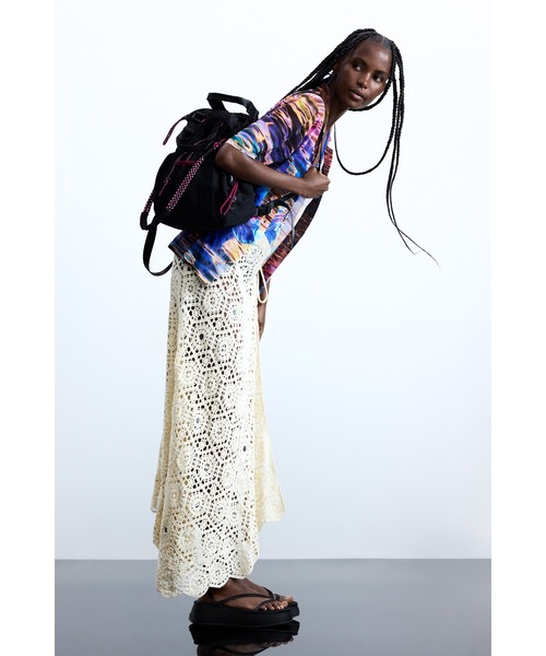 Desigual(デシグアル)の「ブラック×ピンクドローストリング ナイロンバックパック(バックパック/リュック・レディース・ブラック・FREE)」の4枚目の写真