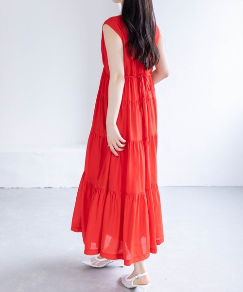 CLEAR BASIC（クリアベーシック）の「Vネックノースリーブティアードワンピース［骨格ウェーブ/軽やか/大人カジュアル］（ワンピース・レディース・ベージュ/イエロー/レッド/ブルーグレー/ブラック・F）」の8枚目の写真