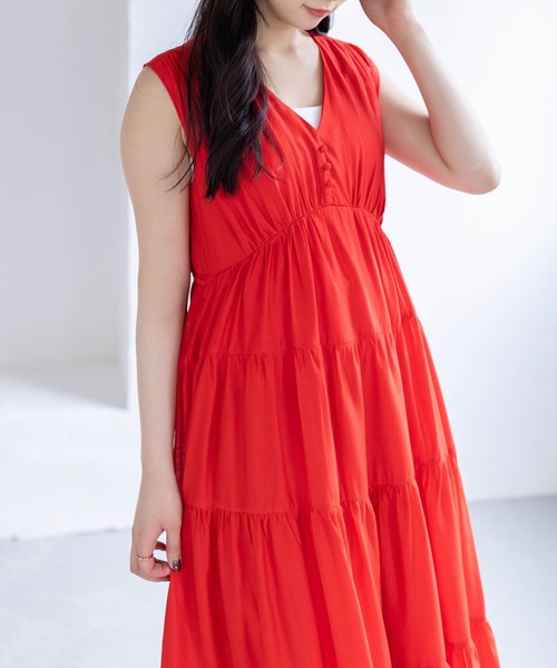 CLEAR BASIC（クリアベーシック）の「Vネックノースリーブティアードワンピース［骨格ウェーブ/軽やか/大人カジュアル］（ワンピース・レディース・ベージュ/イエロー/レッド/ブルーグレー/ブラック・F）」の11枚目の写真