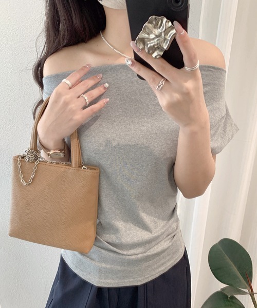 Mela(メラ)の「2WAYオフショルダー ドレープフィットトップス(Tシャツ/カットソー・レディース・ホワイト/ライトグレー/ピンク/グレー/クリーム/ネイビー/ブラック/ライトブルー・FREE)」の4枚目の写真