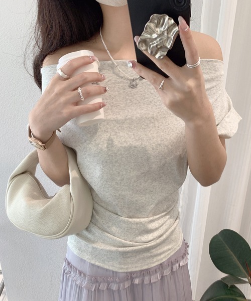 Mela(メラ)の「2WAYオフショルダー ドレープフィットトップス(Tシャツ/カットソー・レディース・ホワイト/ライトグレー/ピンク/グレー/クリーム/ネイビー/ブラック/ライトブルー・FREE)」の1枚目の写真
