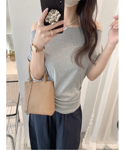 Mela(メラ)の「2WAYオフショルダー ドレープフィットトップス(Tシャツ/カットソー・レディース・ホワイト/ライトグレー/ピンク/グレー/クリーム/ネイビー/ブラック/ライトブルー・FREE)」の14枚目の写真