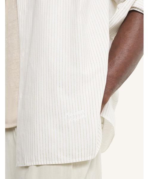 Maison Kitsune(メゾンキツネ)の「STRIPED OVERSIZE SHIRT(シャツ/ブラウス・メンズ・アイボリー・L/M/S/XS)」の7枚目の写真