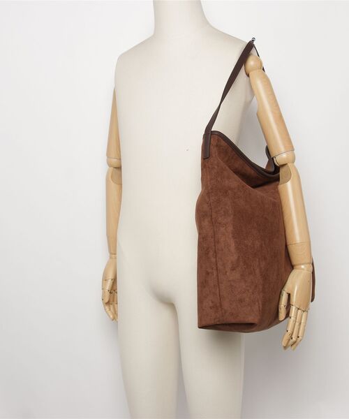 Un coeur(アンクール)の「【Un coeur/アンクール】SUEDE DRAPE ONE SHOULDER / スエード ドレープワンショルダー kareem / K906019(ショルダーバッグ・メンズ・キャメル/グレー・FREE)」の6枚目の写真
