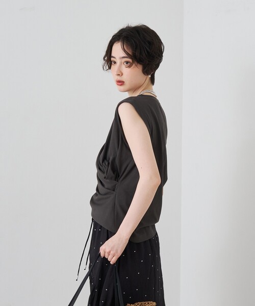 EMMA ROUGE VIF(エマルージュヴィフ)の「【接触冷感/UVカット】ドレープギャザーノースリーブカットソー/ブラウス/夏服/通勤/オフィスカジュアル(Tシャツ/カットソー・レディース・チャコールグレー/オフホワイト/ブルー・フリー)」の5枚目の写真