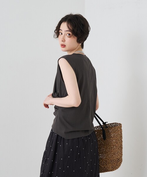 EMMA ROUGE VIF(エマルージュヴィフ)の「【接触冷感/UVカット】ドレープギャザーノースリーブカットソー/ブラウス/夏服/通勤/オフィスカジュアル(Tシャツ/カットソー・レディース・チャコールグレー/オフホワイト/ブルー・フリー)」の6枚目の写真