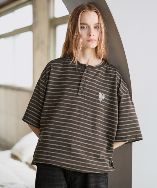 ROCHEM(ローシェン)の「ハートロゴ刺繍半袖ヘンリーネックボーダーTシャツ(Tシャツ/カットソー・メンズ・ブラウン/ブラック/グレー/カーキ・XS/S/M/L)」の3枚目の写真