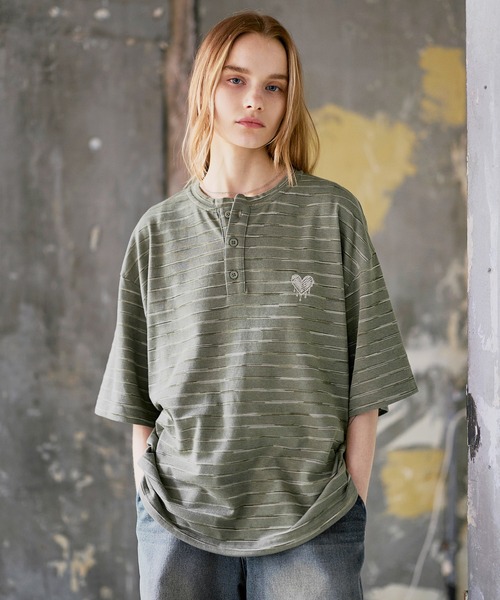 ROCHEM(ローシェン)の「ハートロゴ刺繍半袖ヘンリーネックボーダーTシャツ(Tシャツ/カットソー・メンズ・ブラウン/ブラック/グレー/カーキ・XS/S/M/L)」の4枚目の写真