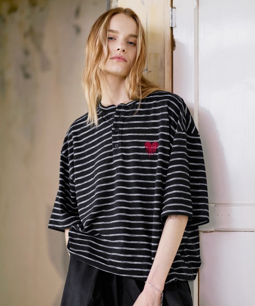 ROCHEM(ローシェン)の「ハートロゴ刺繍半袖ヘンリーネックボーダーTシャツ(Tシャツ/カットソー・メンズ・ブラウン/ブラック/グレー/カーキ・XS/S/M/L)」の1枚目の写真