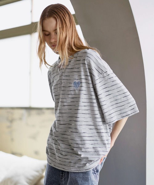 ROCHEM(ローシェン)の「ハートロゴ刺繍半袖ヘンリーネックボーダーTシャツ(Tシャツ/カットソー・メンズ・ブラウン/ブラック/グレー/カーキ・XS/S/M/L)」の17枚目の写真