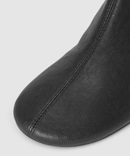 allureville(アルアバイル)の「バックジップラウンドショートブーツ(ブーツ・レディース・ボルドー/ブラック・24.5/23.5/22.5)」の11枚目の写真