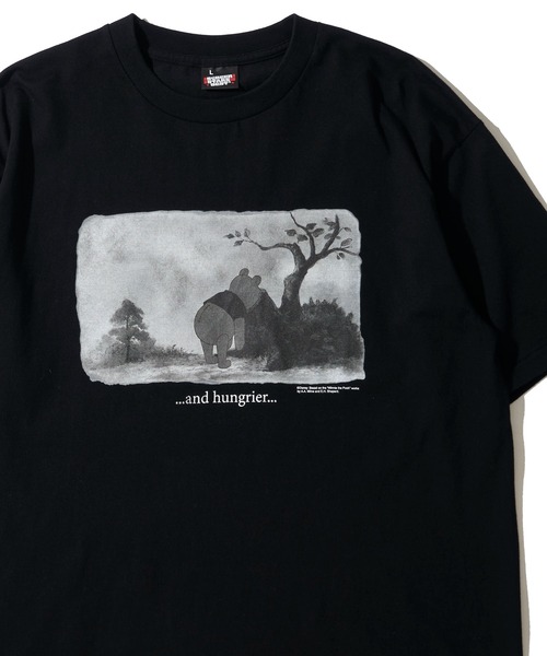 ADPOSION(アドポーション)の「【Winnie-the-Pooh / くまのプーさん】フロントプリント クルーネックTシャツ(Tシャツ/カットソー・レディース・ブラック系1/ブラック系2/ホワイト系1/ホワイト系2・MEDIUM/LARGE)」の3枚目の写真