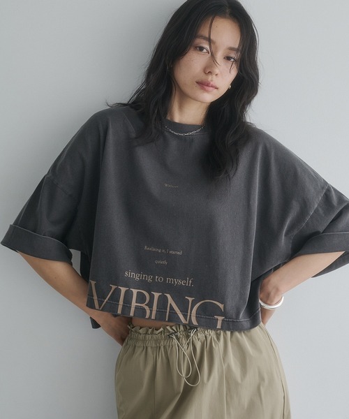 hunch（ハンチ）の「ワイドショート ロゴTシャツ（Tシャツ/カットソー・レディース・ベージュ/ネイビー/オフホワイト/チャコールグレー・FREE）」の2枚目の写真