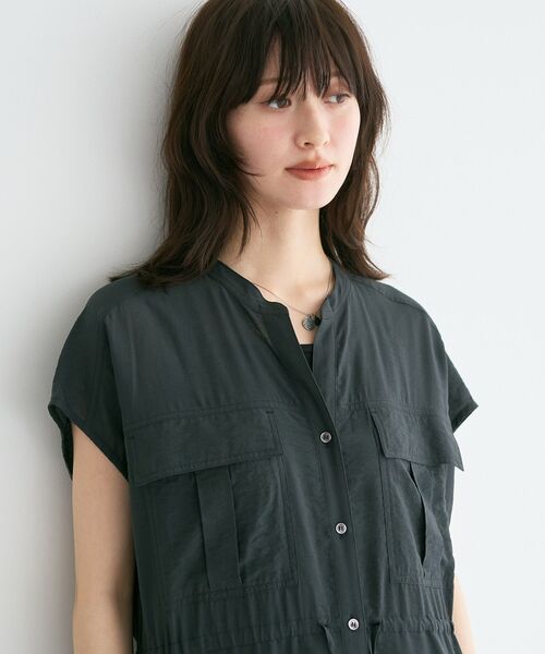 YECCA VECCA(イェッカヴェッカ)の「ミリタリースキッパーシャツワンピース(シャツワンピース・レディース・ベージュ/カーキ/チャコールグレー・FREE)」の4枚目の写真