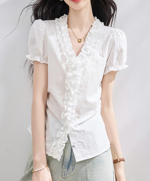 LUCPY(ラクピー)の「フリルVネックシャーリングブラウス(シャツ/ブラウス・レディース・ホワイト・X-LARGE/LARGE/MEDIUM/SMALL)」の1枚目の写真